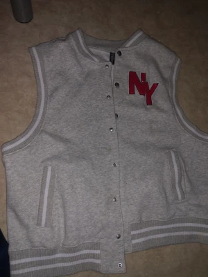 Baseball jacket  - Har haft på mig den typ en gång inte min stil, köpte för typ 150kr😭 storlek s 