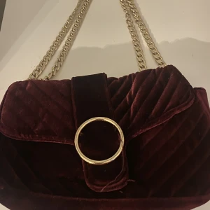 Liten väska - Mörk röd väska från Gina tricot😻