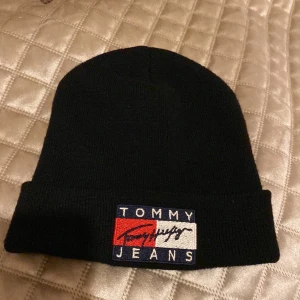Tommy Hilfiger mössa i fint skick! - Svart Mössa från Tommy Hilfiger i fint skick!