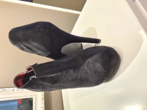 Skor - Skor i stolek 40 från VOX. Använda 1 gång. Dragledja på imsidan