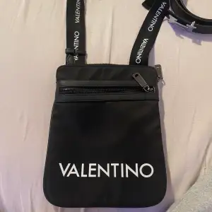 Valentino väska helt ny fick som present aldrig använd. 