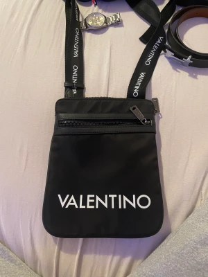 Valentino väska  - Valentino väska helt ny fick som present aldrig använd. 