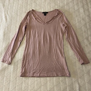 Snygg topp 💓 - Snygg uringad babyrosa topp med detaljer där framme, fint skick, storlek XS men är stretchig! <3 DM vid frågor osv! 