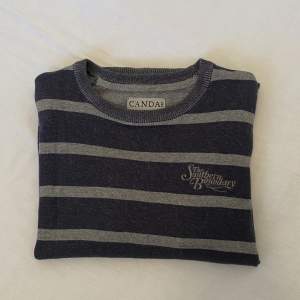 Jättesnygg stickad tröja från märket C&A. Knappt använd och är i jättebra skick!🌷