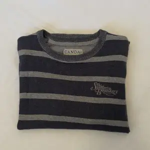 Jättesnygg stickad tröja från märket C&A. Knappt använd och är i jättebra skick!🌷