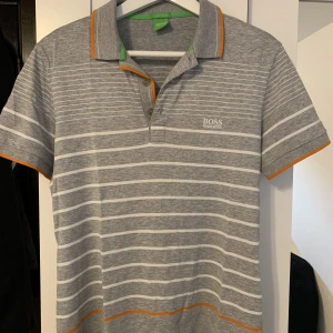 Hugo boss pike - Hugo boss Pike tröja i tunn och bra kvalitet. Grå färg. Köpt från Hugo Boss butik i Göteborg för 1000 kr, säljes för 350