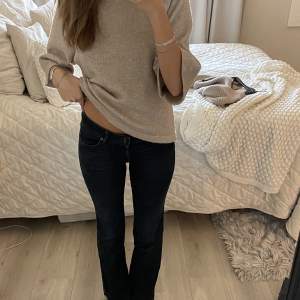 Mörkblåa lågmidjade lee jeans