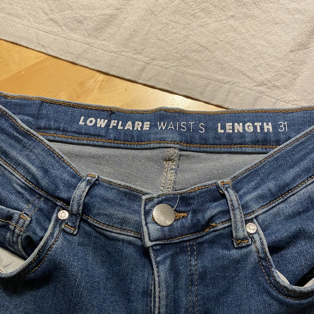 Jätte fina jeans från bikbok, modellen low Flare 💘 Väldigt bra skick, nypris 599kr 💕. Jeans & Byxor.