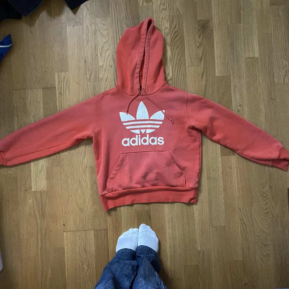 As cool kort adidas hoodie. Står storlek 38 men skulle uppskatta storlek S. Två små fläckar som syns på sista bilden men som inte märks av.. Hoodies.