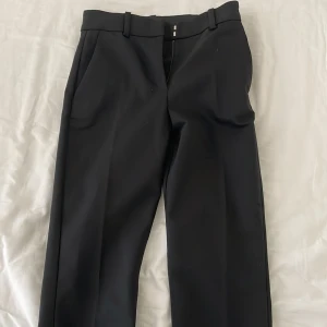 Kostymbyxor  - Svarta fina h&m kostymbyxor. Använt 2 gånger. Jättesköna och passar till nästan allting. Slimfit