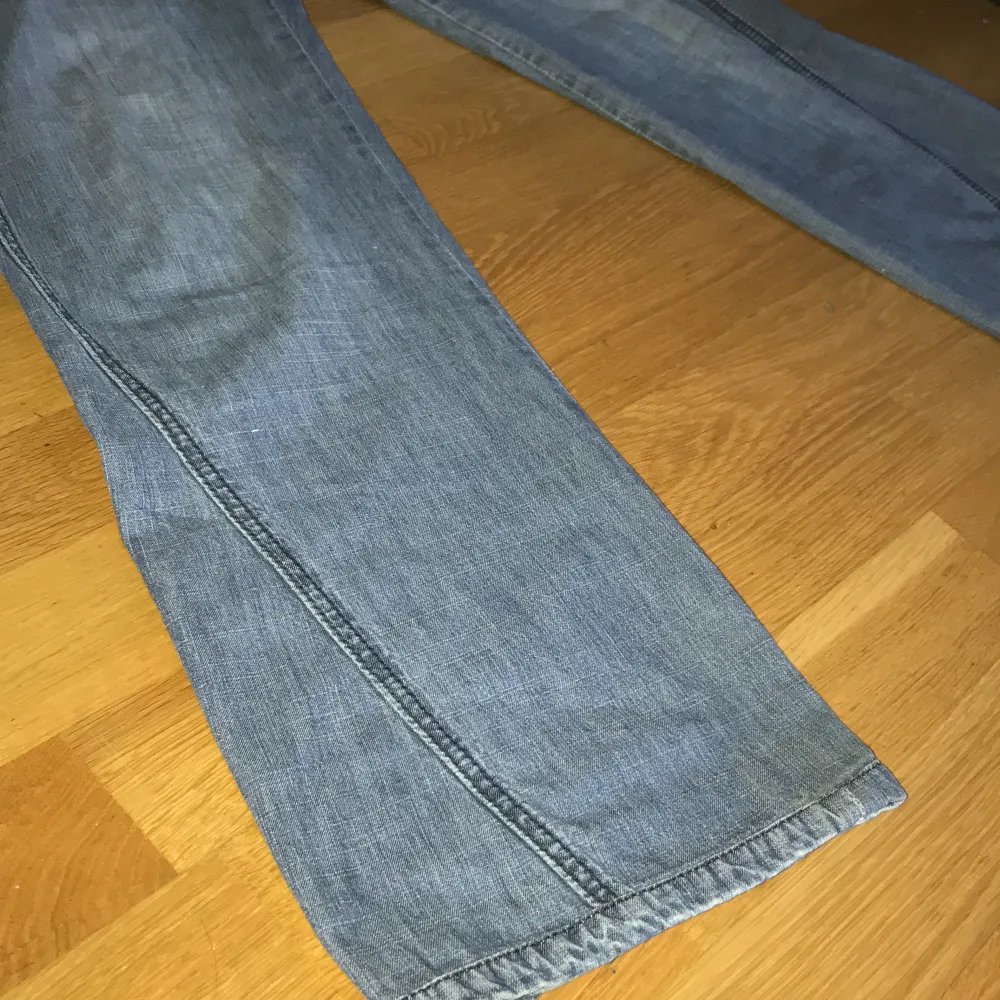Lågmidjade och bootcut only jeans. Dem är inte omsydda utan modellen är så💓💓. Jeans & Byxor.