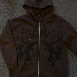 Y2k zip-up brun printed tröja - Säljer min bruna printed zip-up i storlek M då jag har bytt stil. Använd 4-5 gånger.  Condition 9/10