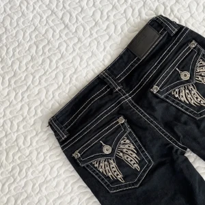 Lågmidjade Jeans - super fina lågmidjade jeans med detaljerade fickor som tyvärr inte passade mig 💔 nyskick och köpta här på plick. 