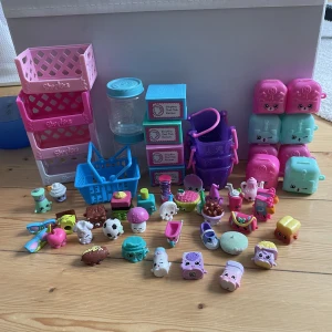 SHOPKINS - 35 shopkins + tillbehör (värde över 1000kr) buda eller köp allt för 350 eller 5 kr per sak💕du står för frakt 💕