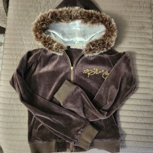 baby phat hoodie - säljer denna jättefina baby phat huvtröjan med äkta päls på huvan. baby phat symbolen i kedjan fattas. fråga gärna om flera bilder och prutning !