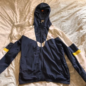 Ellesse Plateau - Ellesse jacka i bra skick. Använd men i väldigt bra skick.
