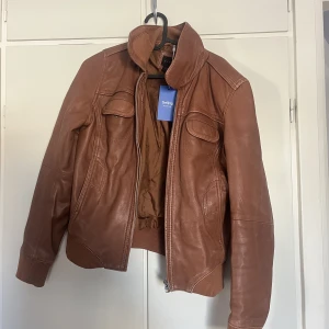 Brun skinnjacka - Skitsnygg brun skinnjacka från sellpy. Det står storlek L men skulle säga att den sitter som en M/ S