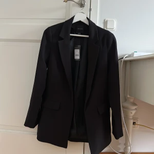 Kavaj/Blazer - Svart kavaj från New Look i stl 36. Aldrig använd och har kvar prislapp. Nypris 519:-