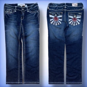 Laguna Beach jeans - Ett par fina sällsynta lågmidjade, laguna beach jeans i straight passform, med unika fickor, med fina diamanter💎inga defekter! hör av dig vid frågor!☺️