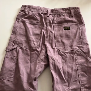Relaxed jeans med fickor - Relaxed jeans med fickor från H&M. Så gott som nya och i exemplariskt skick. Pris kan diskuteras. Köparen står för frakten.