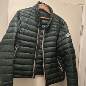Moncler Daniel Dunjacka - Säljer min moncler jacka då den blivit för liten. Finns en reva på ärmen. (Se bild 3) Köpte den från en reseller där det gjordes en legitcheck men har ej kvar det tyvärr därav det billiga priset. 