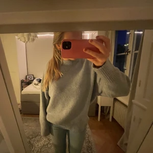 Blå stickad tröja - Jättefin blå stickad tröja från Zara perfekt inför hösten🍂💙 endast använd en gång! Skriv för fler bilder. 