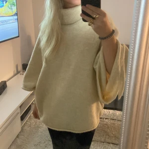 Stickad tröja  - super fin stickad tröja från zara, köpt för 450, aldrig använd och slutsåld på hemsidan, köparen står för frakt🤎