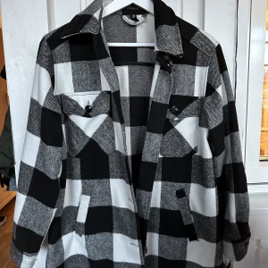 Rutig jacka  - Säljer denna jacka från H&M då den inte kommer till användning hos mig. Sparsamt använd💌