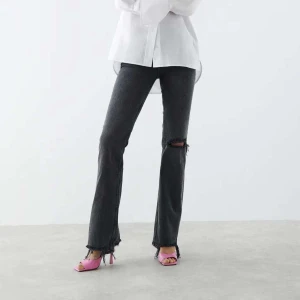 Gina jeans - Säljer dessa full length flare jeans från Ginatricot i fint skick, dem är mid waist💕 