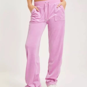 Rosa juicy couture byxor!💗säljer även tröjan separat. - Köpte för ungefär ett år sedan,  inga hål eller så. Säljer på grund av ingen användning för de längre. 💗pris kan diskuteras. 