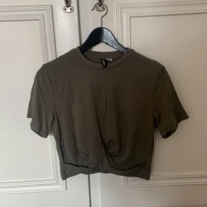 Topp - En militär grön topp, den är väldigt välanvänd men ser ändå ganska bra ut än idag.