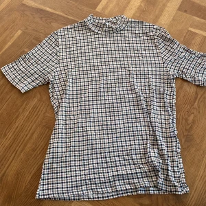 Inte så använd - T shirt med liten krage. Storlek xl men är som typ M 
