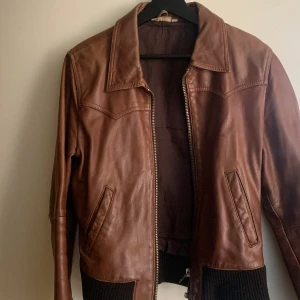 Skinnjacka stl L - Brun skinnjacka säljes stl L.  Kan skickas mottagen betalar porto