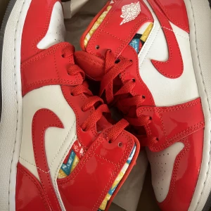 Jordan 1 mid - Köpta från Restocks, oanvända  Nypris 1600kr