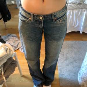 Arrow low straight jeans från weekday, den är i väldigt fint skick eftersom de knappt är använder för köpte för stor storlek 