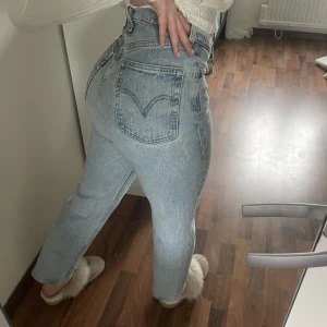 Levis jeans  - Jätte snygga Levis Ribcage straight jeans. Skriv vid frågor eller intresse!💘💘