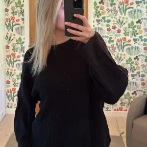 Super fin svart stickad tröja, de prickar som är på är endast smuts på spegeln och inget som är på tröjan!!💕