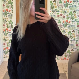Svart stickad! - Super fin svart stickad tröja, de prickar som är på är endast smuts på spegeln och inget som är på tröjan!!💕