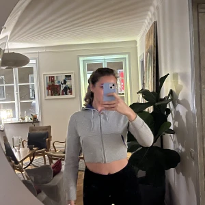 Crop Hoddie  - Really good condition, nice details and comfortable 