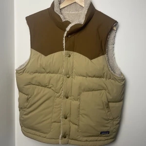 Patagonia 2way väst  - Snygg och praktisk patagonia väst som går att vändas ut och in och alltså användas på 2 sätt! Skick 10/10 aldrig använd pga för stor Storlek M/L  Nypris: 2500kr  Pris: 2000kr (vill gärna bli av med den därför lägre pris även om den är helt ny och oanvänd)