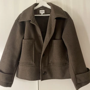 Kappahl jacka  - Populär Kappahl jacka, brun i strl S, använd förra hösten några gånger. 