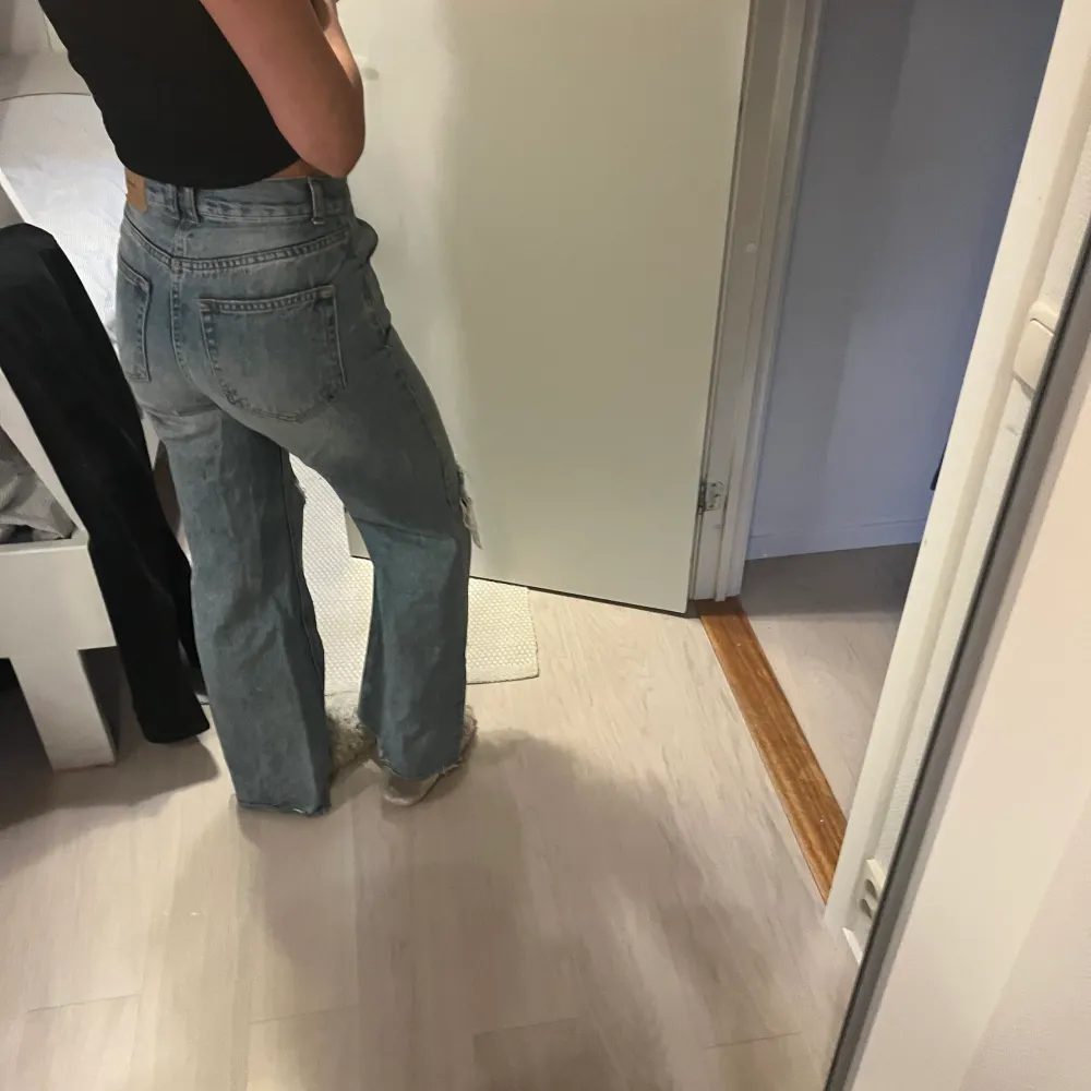 Pull&bear jeans med hål. Strl 34. Fint skick. . Farkut & Housut.