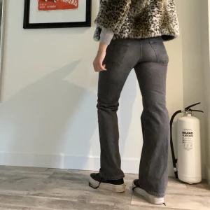 Lågmidjade jeans - Lågmidjade jeans i as najs färg speciellt nu till hösten 🍂🍂Säljer pga att dom blivit lite för små för mig!! Går även att sprätta upp om man skulle vilja ha de längre 🥰🥰