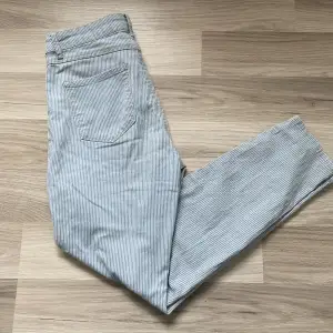 Blå/ vit randiga jeans stl 36 från Kelly. 