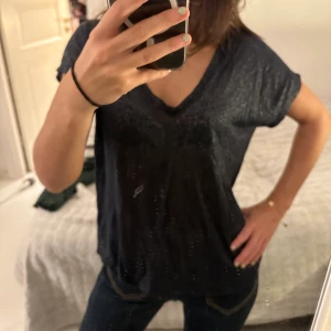 Toppar  - En mörkblå och en fin grön färgad linne t shirts! Tunna så snyggt o ha någon fin bh under! De är 100% linne och köpta utomlands! Den blå är storlek s och gröna xs! Köp för 169/st