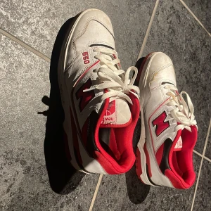 New balance  - Jag säljer ett par röda NB skor som är i bra skick. Dom är lite smutsiga men det försvinner garanterad efter man tvättar dom