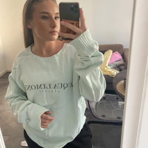 Acqua Limone Sweater - Sweater egentligen köpt till min kille men användes bara någon enstaka gång. Storlek XL så det blev lite väl stor för mig att ha kvar. Snygg oversized på typ en storlek M skulle jag tro.  Flexibel med pris så tveka inte på att höra av dig!💓