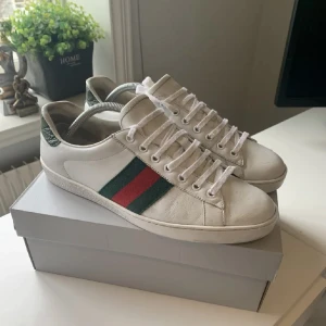 Gucci Ace sneakers - Storlek: 42 skick: 6,5-6/10 färg: vit, nypris runt 7000