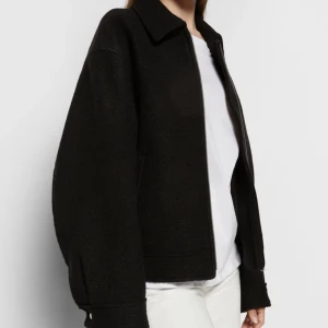 Filippa K jacka  - ”Kodi jacket” från Filippa K. Väldigt bra skicka. Skriv för egna bilder 