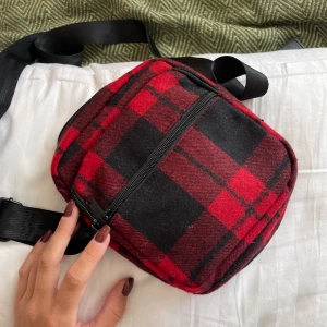 axelremsväska - nästan helt oanvänd sidoväska, ungefär 21 cm.